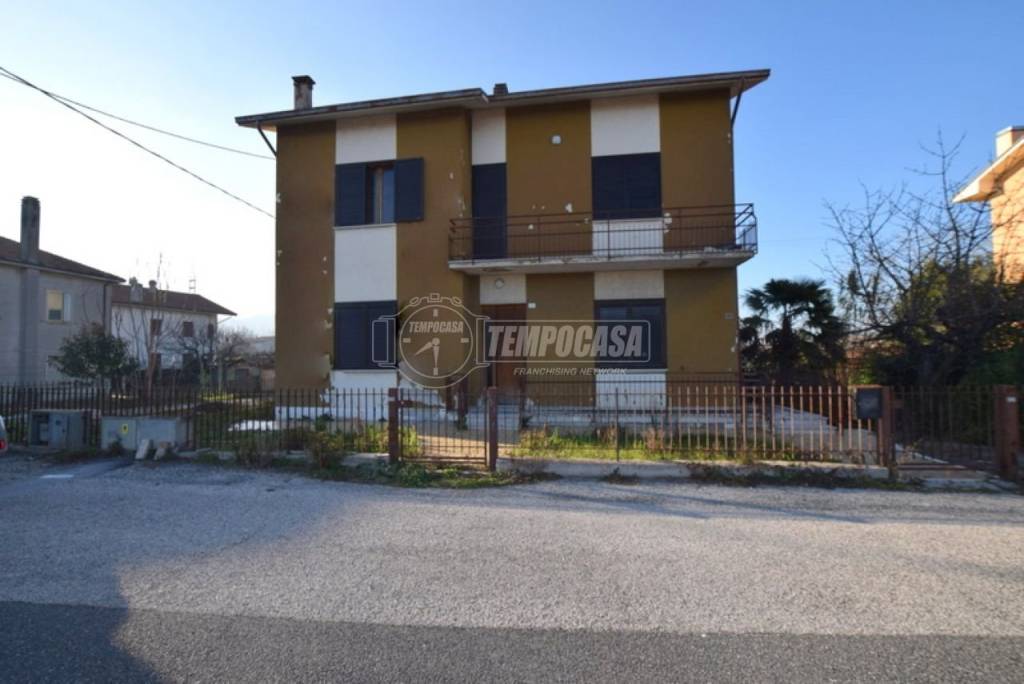 casa indipendente in vendita a Fano in zona Rosciano