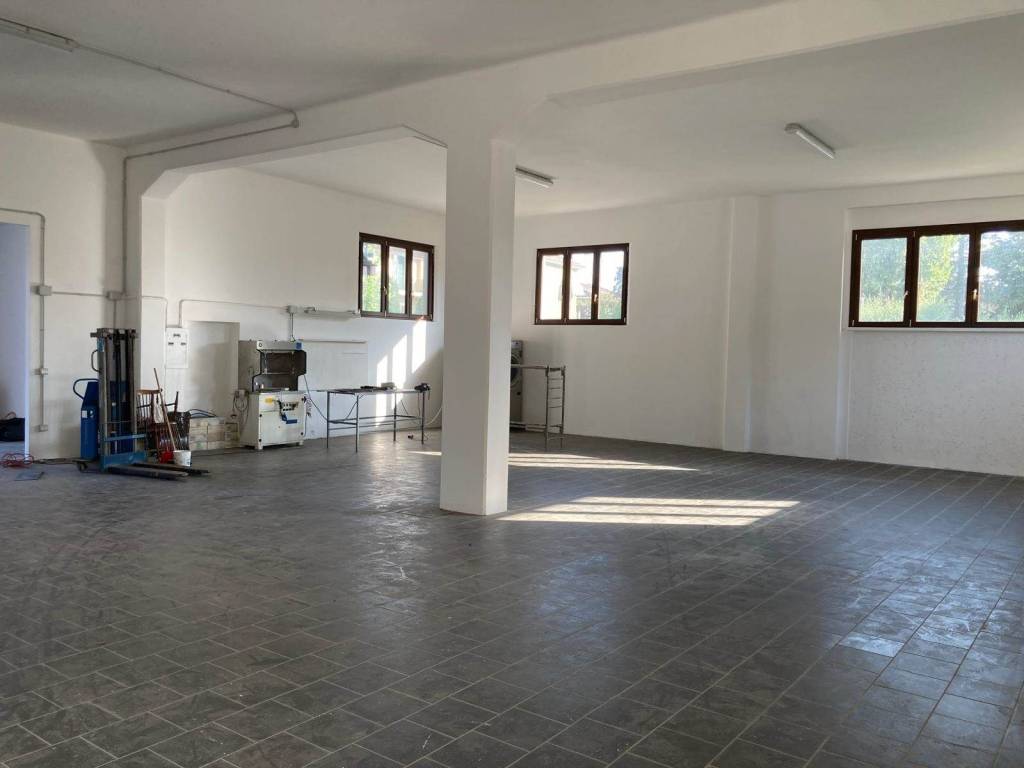 negozio in vendita a Fano in zona Centinarola