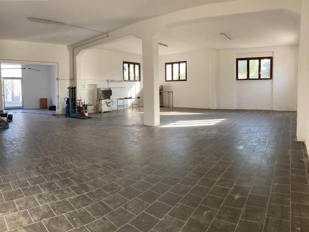 negozio in vendita a Fano in zona Centinarola