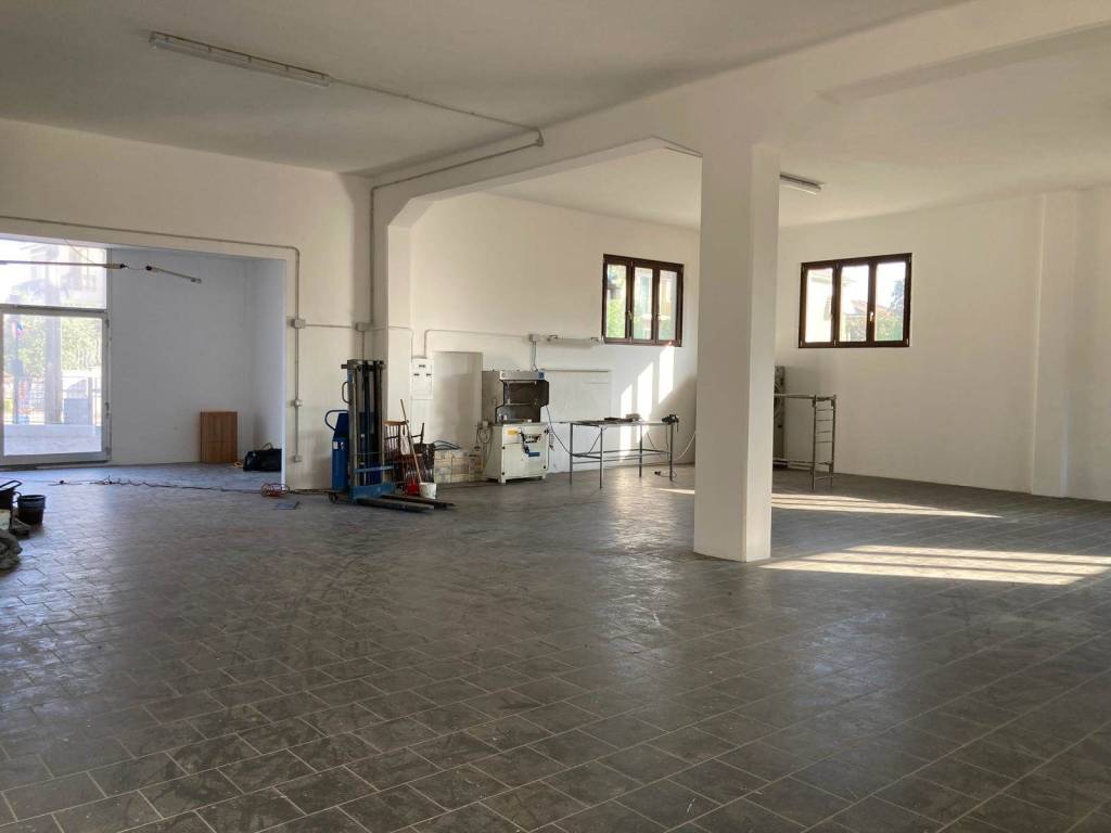 negozio in vendita a Fano in zona Centinarola