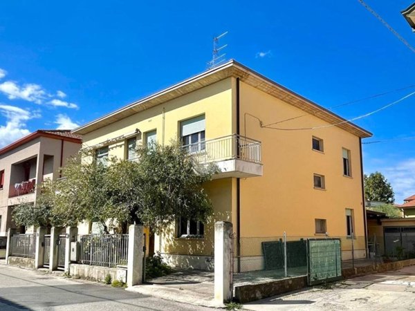 casa indipendente in vendita a Fano