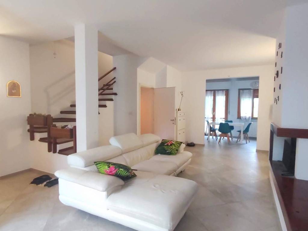 casa indipendente in vendita a Fano in zona Caminate