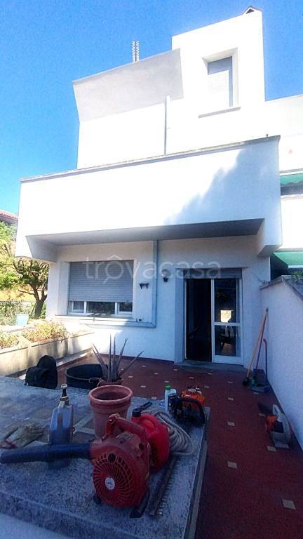 casa indipendente in vendita a Fano