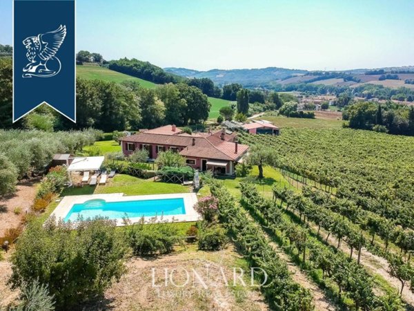 negozio in vendita a Fano in zona Roncosambaccio