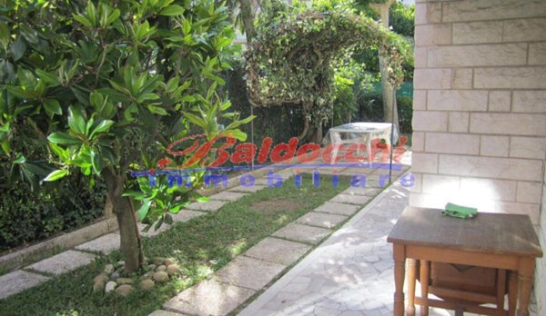 casa indipendente in vendita a Fano