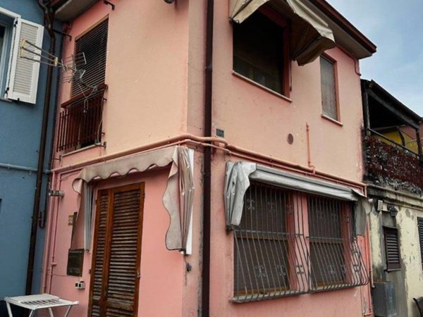 casa indipendente in vendita a Fano in zona Carrara