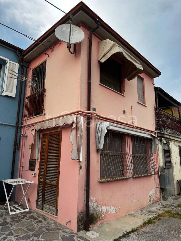 casa indipendente in vendita a Fano in zona Carrara