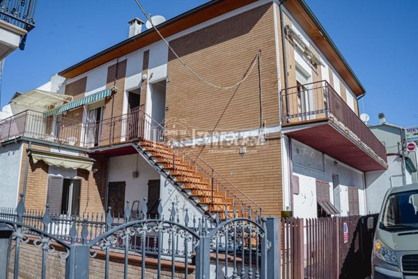 casa indipendente in vendita a Fano
