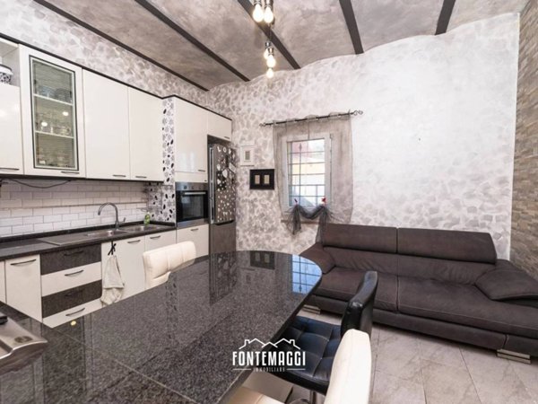 casa indipendente in vendita a Fano in zona Carrara