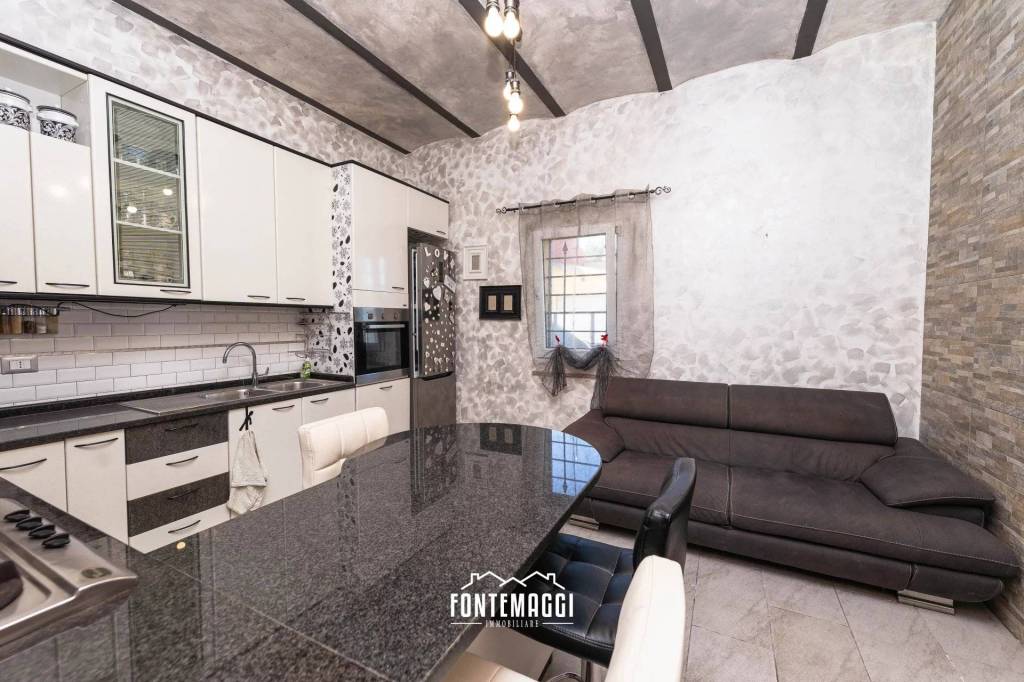 casa indipendente in vendita a Fano in zona Carrara