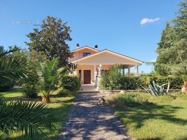casa indipendente in vendita a Fano in zona Carrara