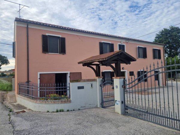 casa indipendente in vendita a Fano in zona Carrara
