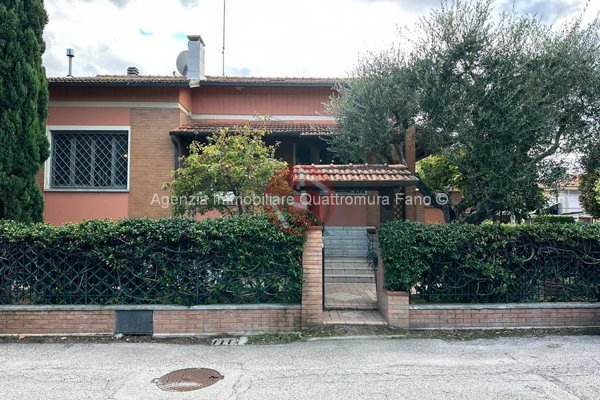 casa indipendente in vendita a Fano