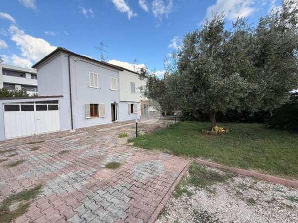 casa indipendente in vendita a Fano