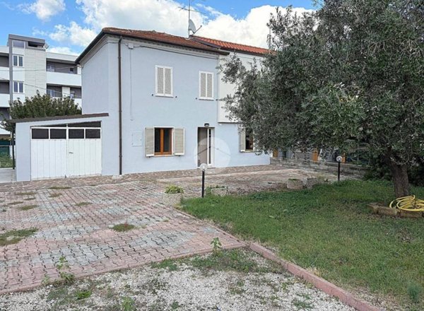 casa indipendente in vendita a Fano