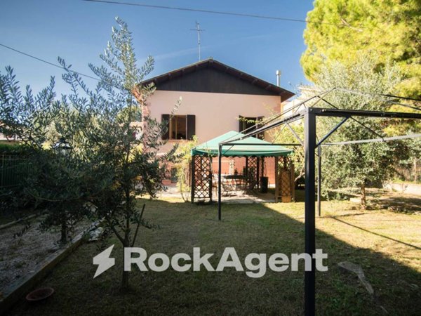 casa indipendente in vendita a Fano