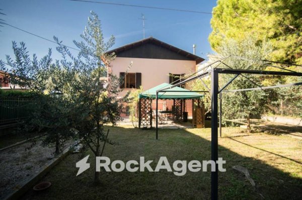 casa indipendente in vendita a Fano