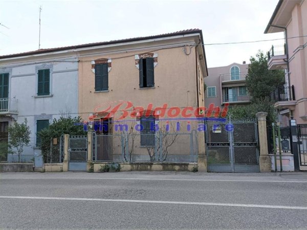 casa indipendente in vendita a Fano