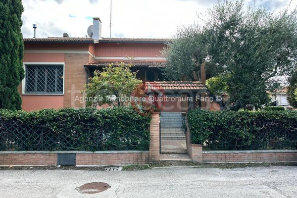 casa indipendente in vendita a Fano