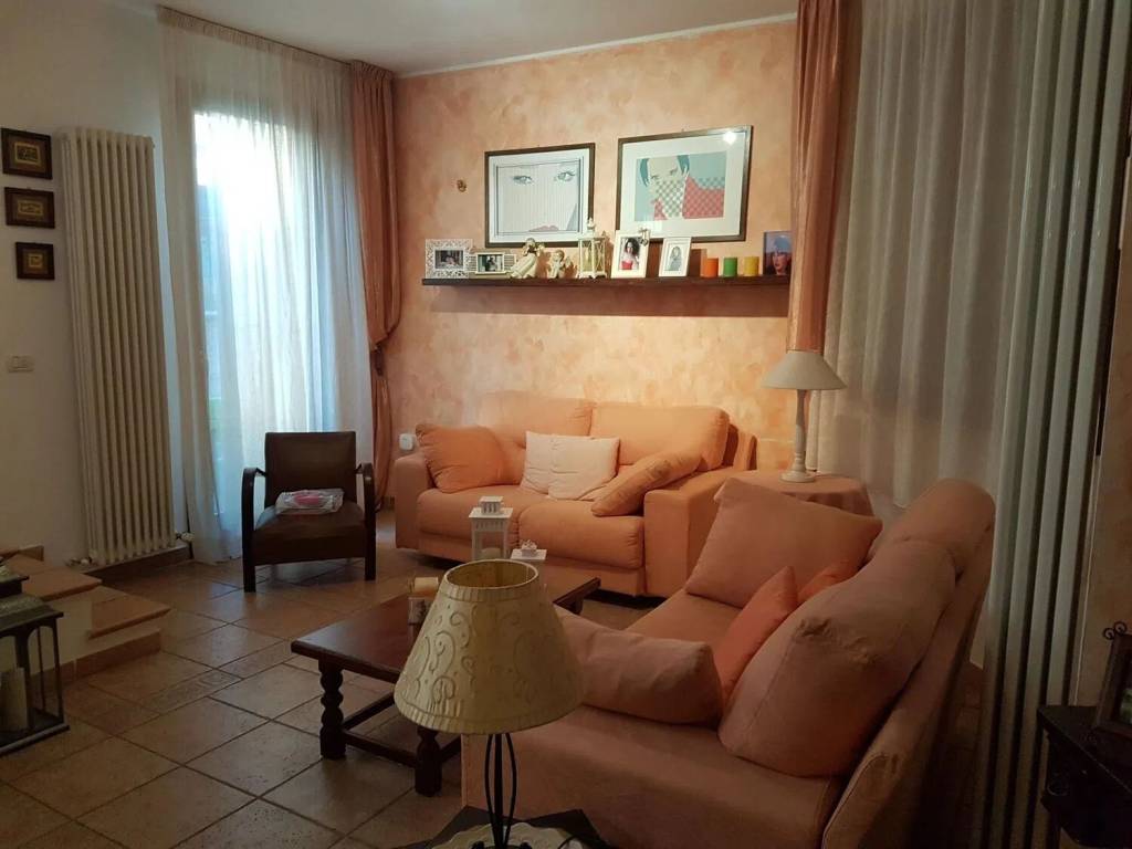 casa indipendente in vendita a Fano in zona Centinarola