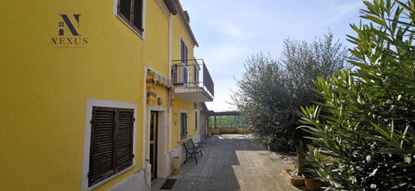 casa indipendente in vendita a Fano in zona Carrara