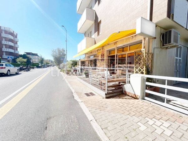 negozio in vendita a Fano in zona Marotta