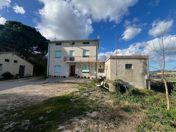 casa indipendente in vendita a Fano