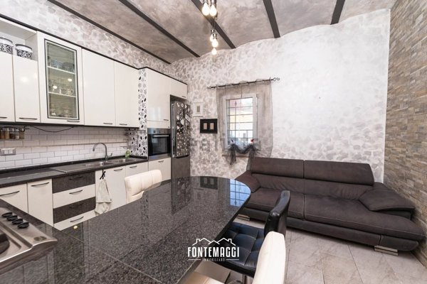 casa indipendente in vendita a Fano in zona Carrara