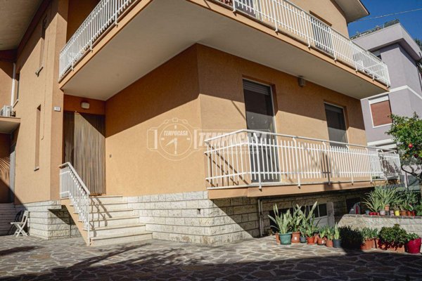 casa indipendente in vendita a Fano