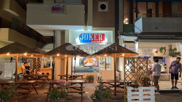 locale commerciale in vendita a Fano in zona Marotta