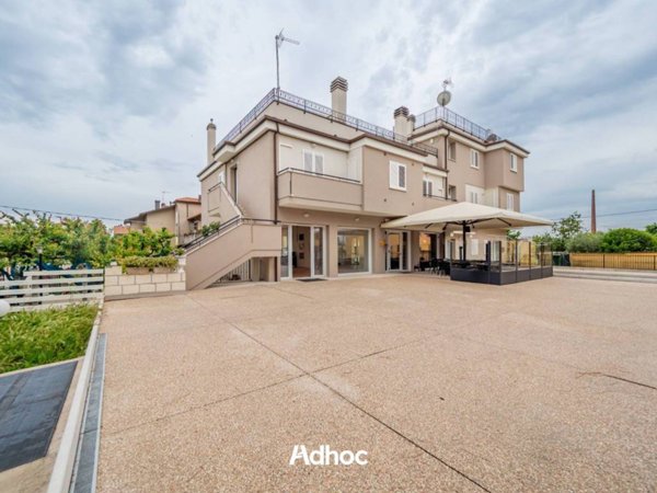 appartamento in vendita a Fano in zona Carrara