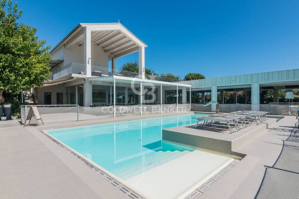 negozio in vendita a Fano in zona Torrette