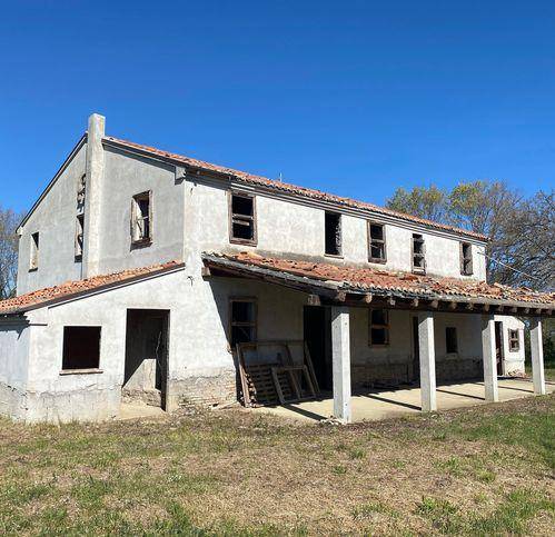 casa indipendente in vendita a Fano in zona Caminate
