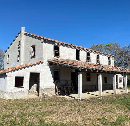 casa indipendente in vendita a Fano in zona Caminate