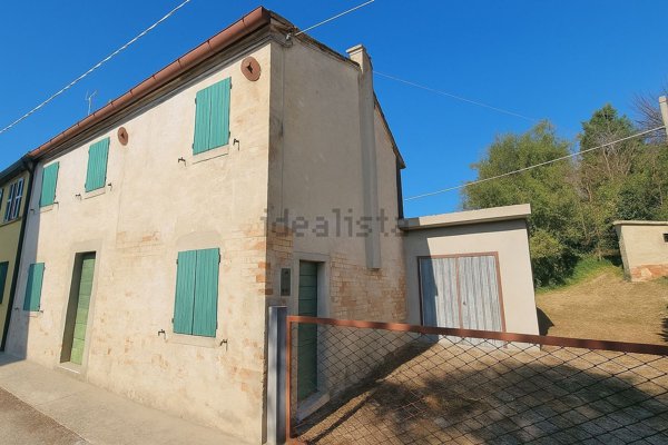 casa indipendente in vendita a Fano in zona Roncosambaccio