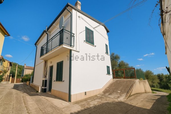 casa indipendente in vendita a Fano in zona Roncosambaccio