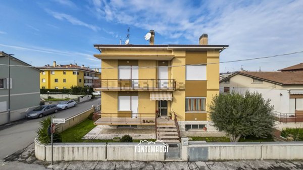 casa indipendente in vendita a Fano in zona Centinarola