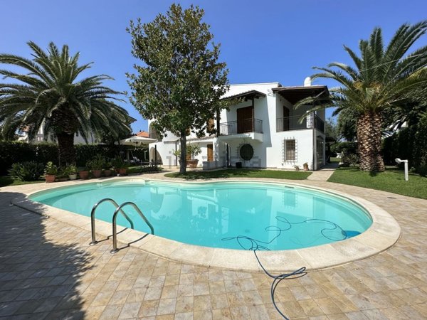 casa indipendente in vendita a Fano