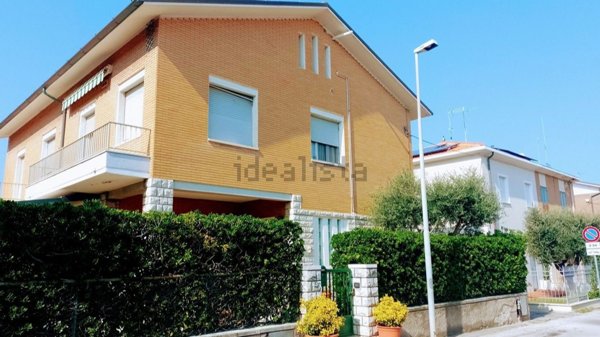 casa indipendente in vendita a Fano