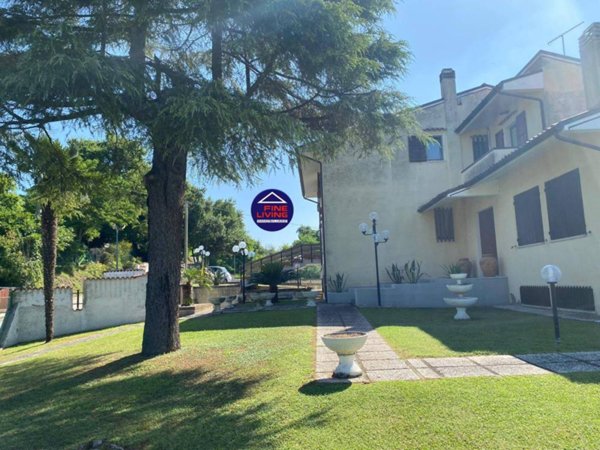 casa indipendente in vendita a Fano in zona Carrara