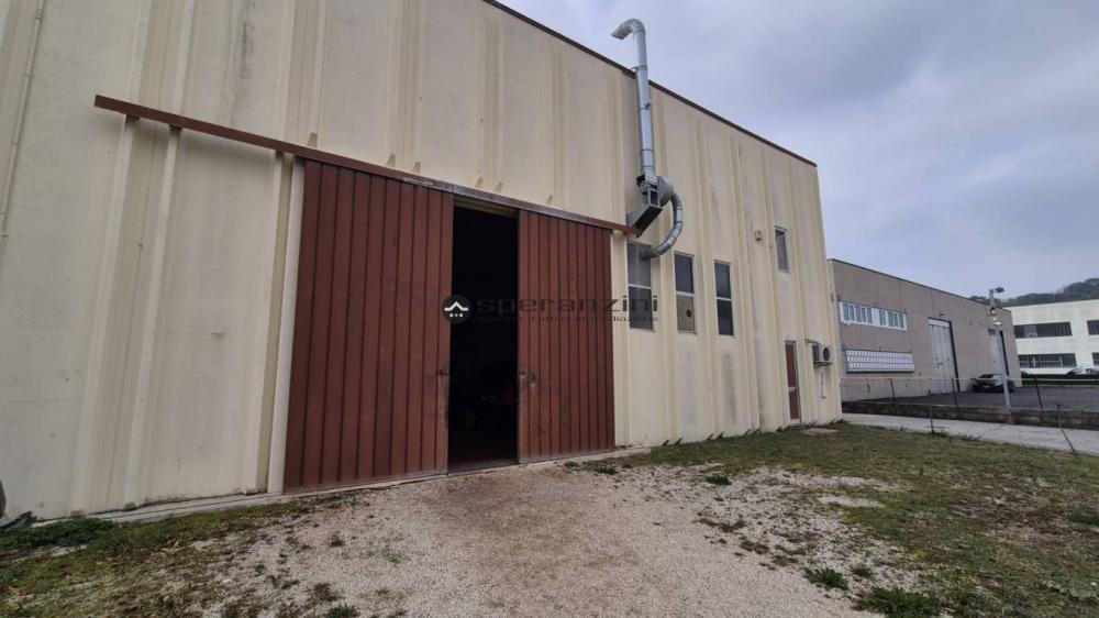 locale commerciale in vendita a Fano in zona Cuccurano