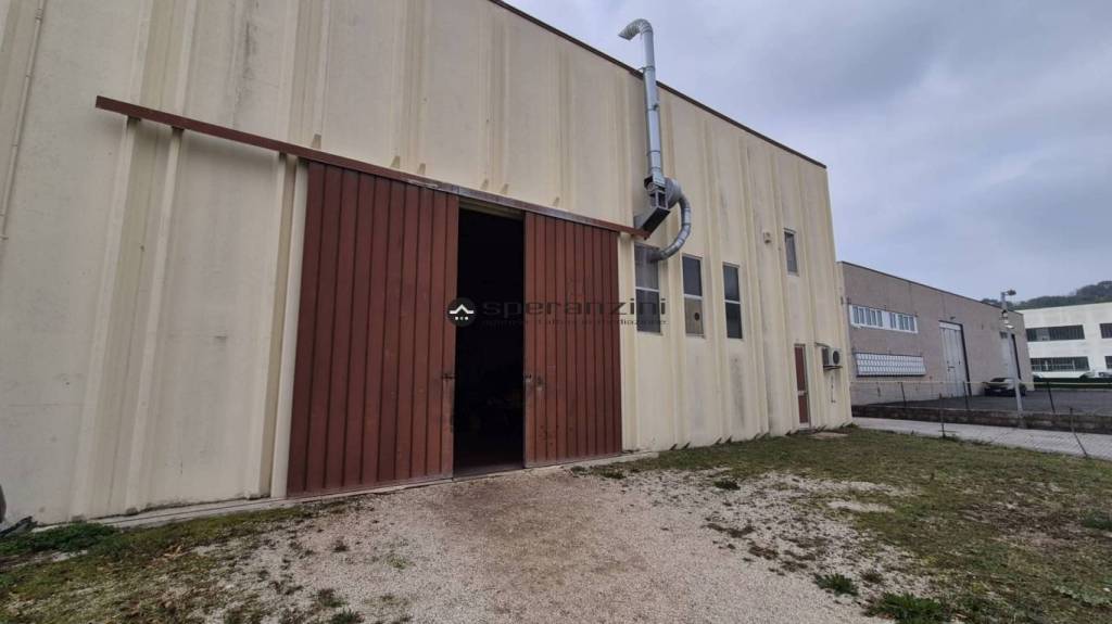 locale commerciale in vendita a Fano in zona Cuccurano