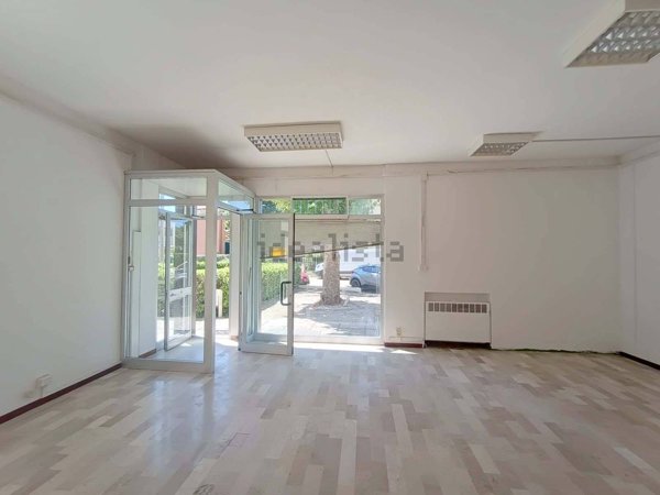locale commerciale in vendita a Fano