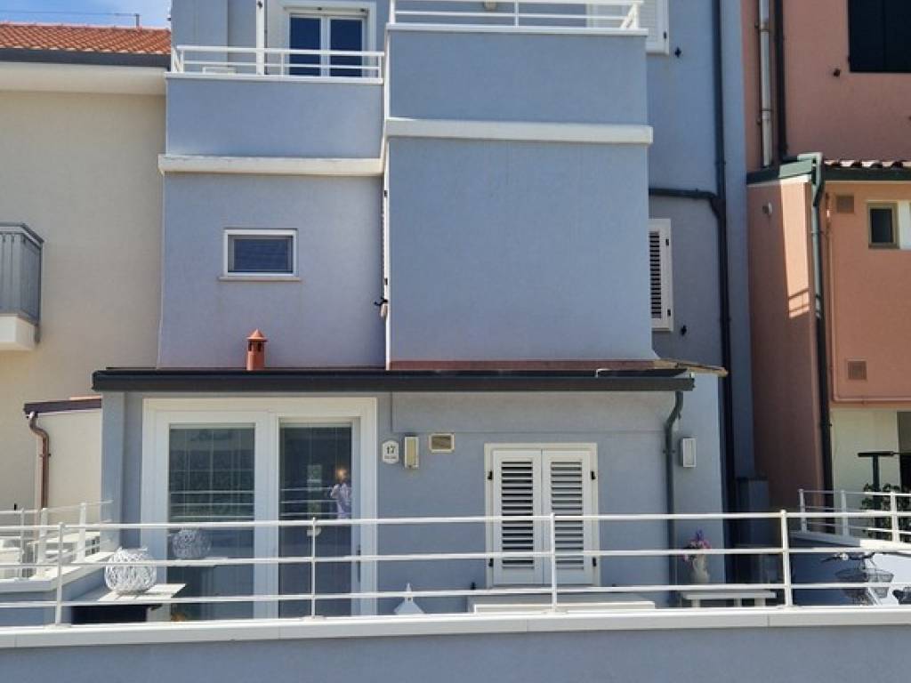 casa indipendente in vendita a Fano in zona Roncosambaccio