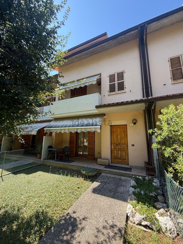 casa indipendente in vendita a Fano in zona Rosciano