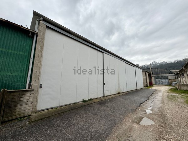 locale di sgombero in vendita a Fano in zona Rosciano