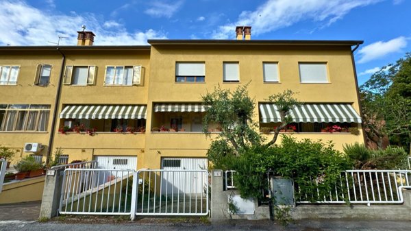 casa indipendente in vendita a Fano