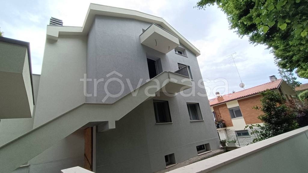 casa indipendente in vendita a Fano