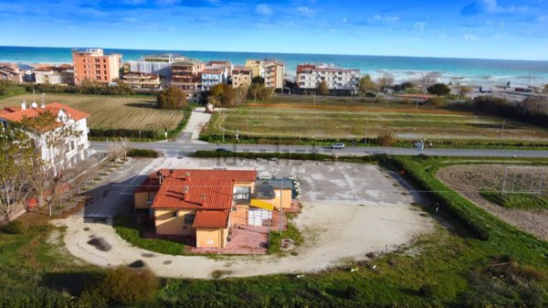 negozio in vendita a Fano in zona Torrette