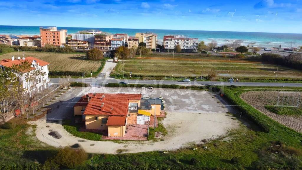 negozio in vendita a Fano in zona Torrette